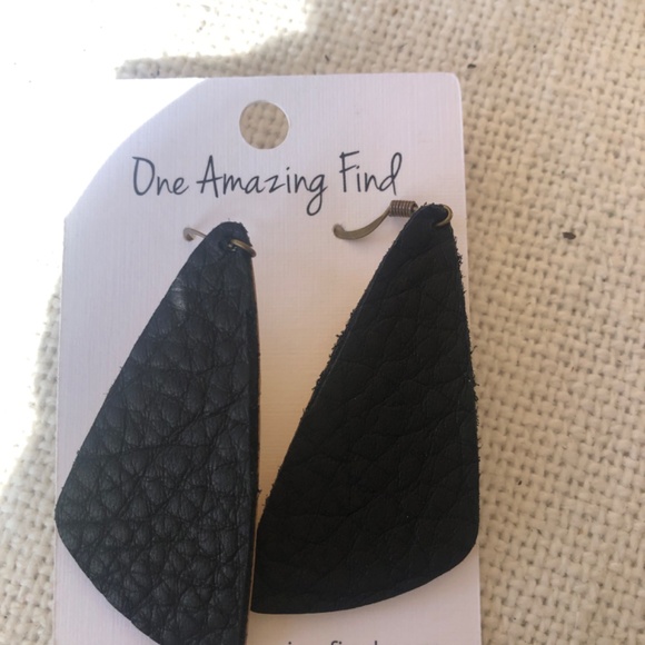 NWT gold earrings one amazing find - Picture 4 of 6